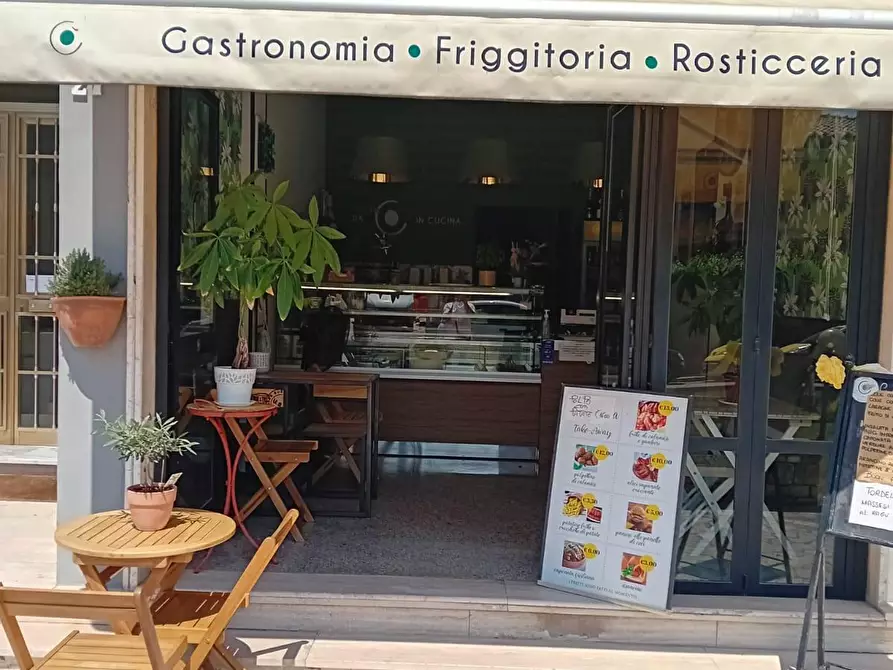 negozio in vendita a Massa in zona Marina dei Ronchi