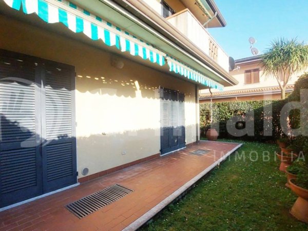 casa indipendente in vendita a Massa in zona Marina di Massa