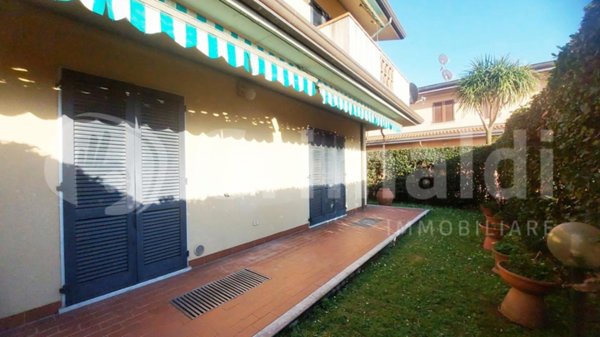 casa indipendente in vendita a Massa in zona Marina di Massa