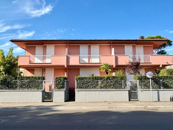 casa indipendente in vendita a Massa in zona Marina dei Ronchi