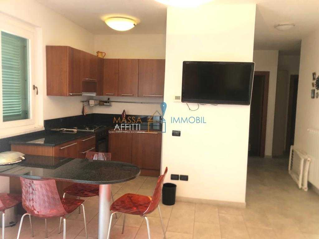 appartamento in vendita a Massa in zona Marina di Massa