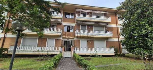 appartamento in vendita a Massa in zona Marina dei Ronchi