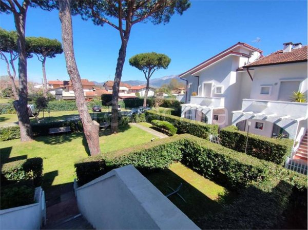 appartamento in vendita a Massa in zona Marina dei Ronchi