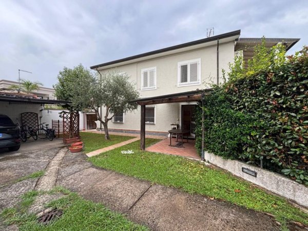 appartamento in vendita a Massa in zona Marina dei Ronchi