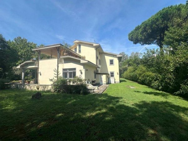 casa indipendente in vendita a Massa in zona Poveromo