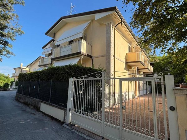 appartamento in vendita a Massa in zona Marina di Massa