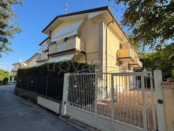 appartamento in vendita a Massa in zona Marina di Massa