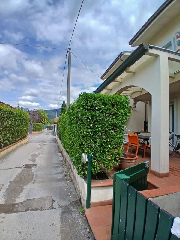 casa indipendente in vendita a Massa in zona Marina dei Ronchi