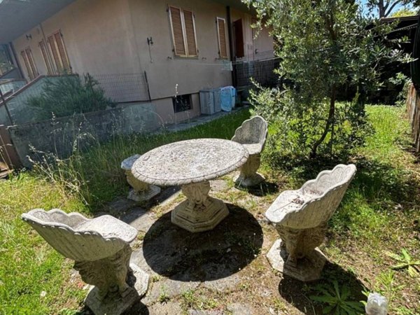 appartamento in vendita a Massa in zona Marina di Massa