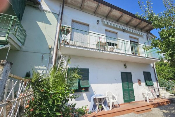 appartamento in vendita a Massa in zona Castagnola