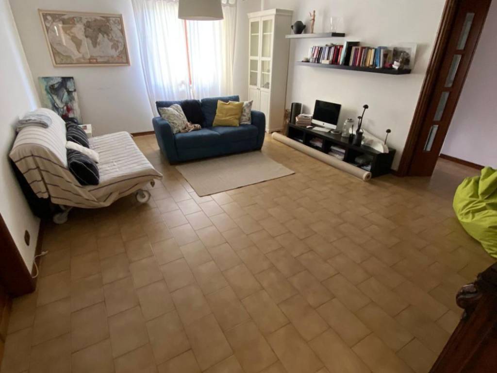 appartamento in vendita a Massa in zona Castagnola