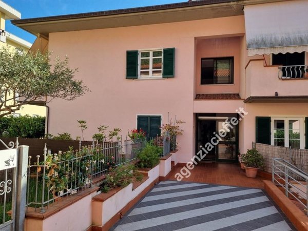 appartamento in vendita a Massa in zona Mirteto