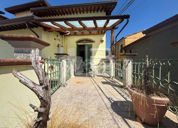 casa indipendente in vendita a Massa in zona Castagnola