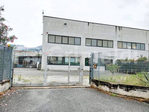 locale commerciale in vendita a Massa in zona Marina di Massa