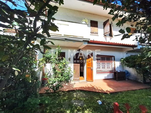casa indipendente in vendita a Massa in zona Marina di Massa