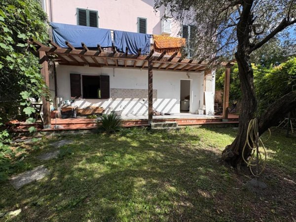 appartamento in vendita a Massa in zona Marina di Massa