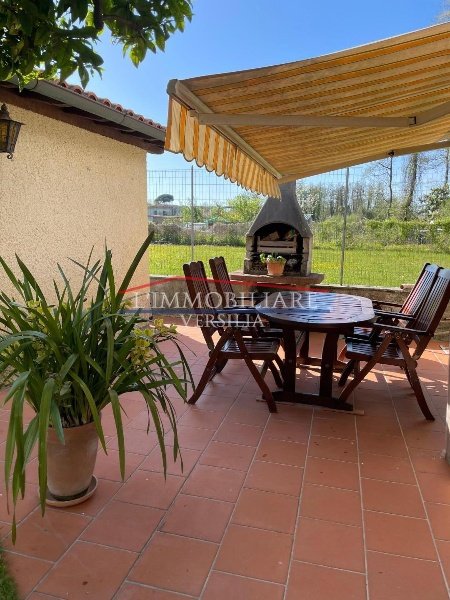 casa indipendente in vendita a Massa in zona Marina di Massa