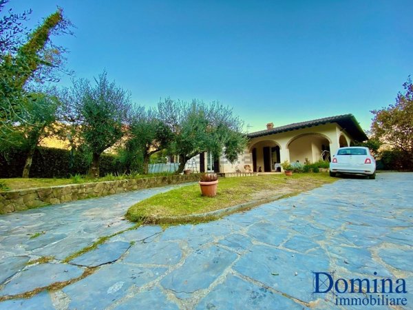 casa indipendente in vendita a Massa in zona Candia