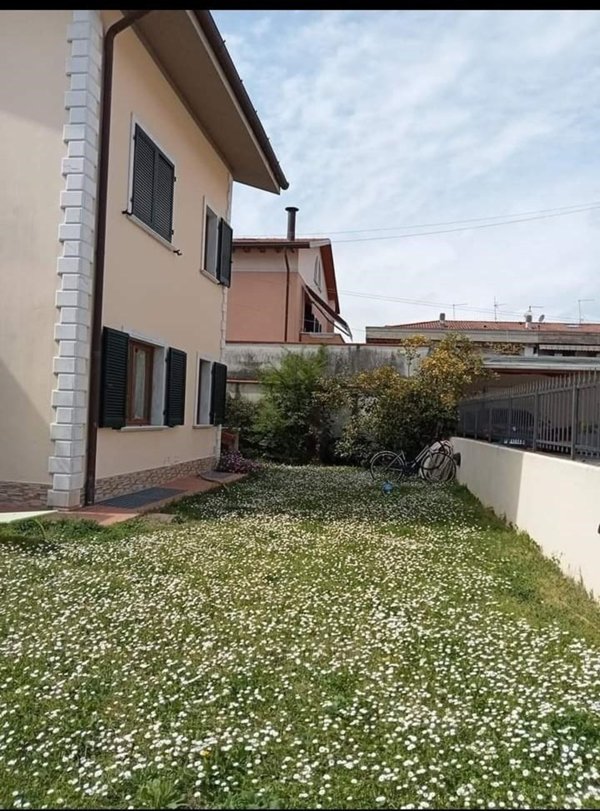 casa indipendente in vendita a Massa