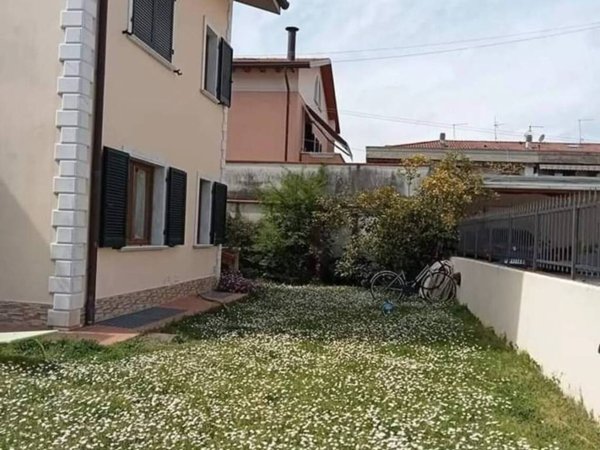 casa indipendente in vendita a Massa