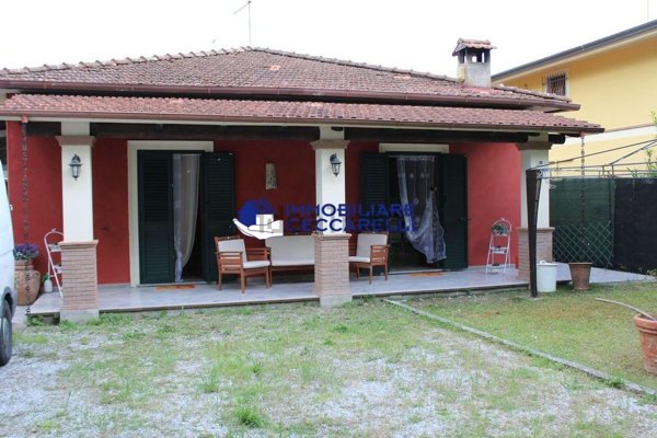 casa indipendente in vendita a Massa in zona Poveromo