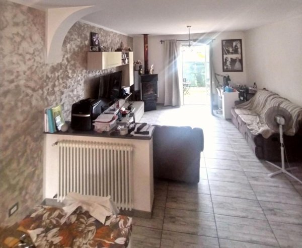 casa indipendente in vendita a Massa