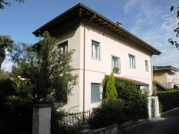 casa indipendente in vendita a Massa in zona Marina dei Ronchi