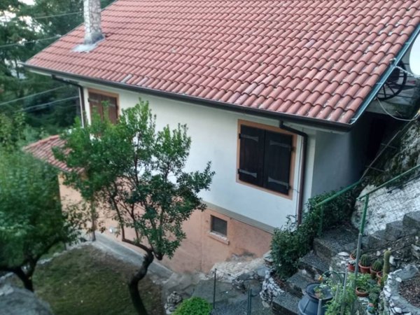 casa indipendente in vendita a Massa in zona Antona