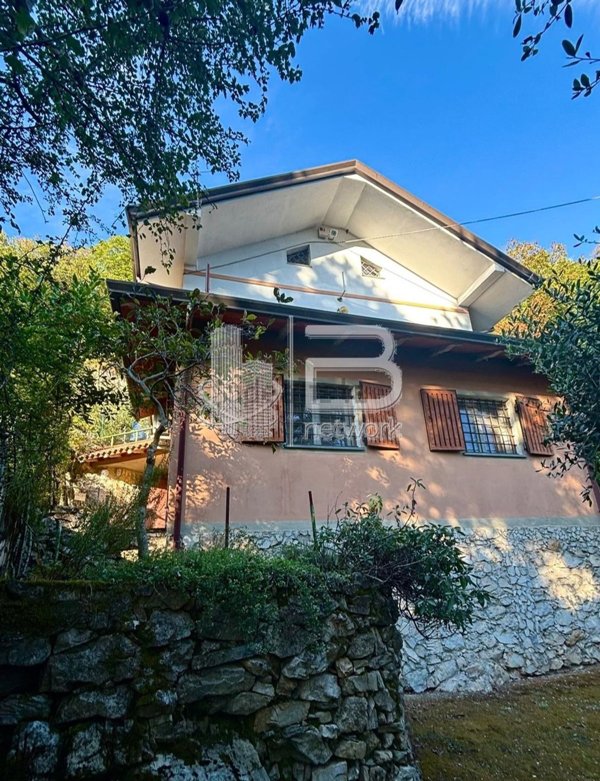 casa indipendente in vendita a Massa in zona Antona