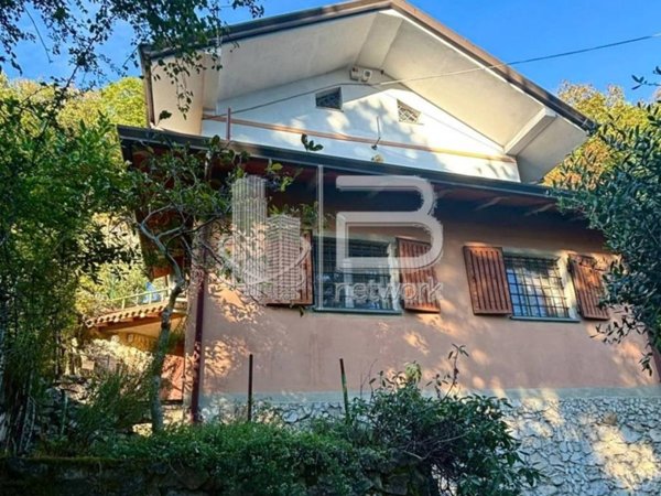 casa indipendente in vendita a Massa in zona Antona