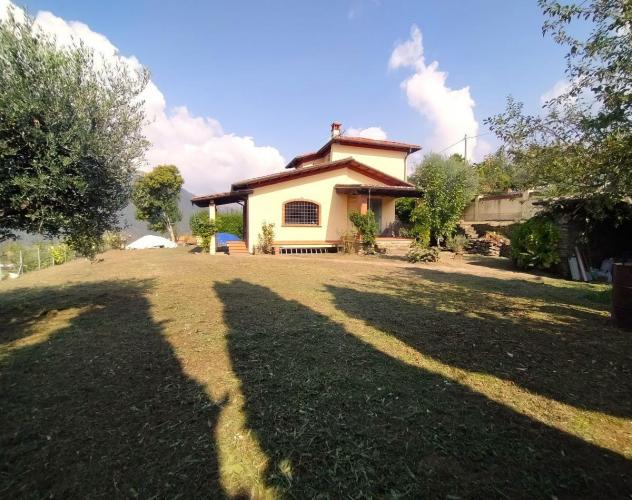 casa indipendente in vendita a Massa