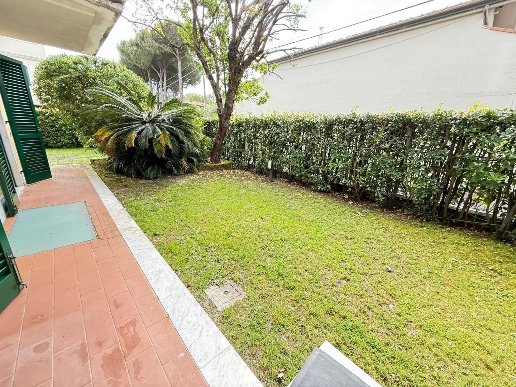 appartamento in vendita a Massa in zona Marina dei Ronchi