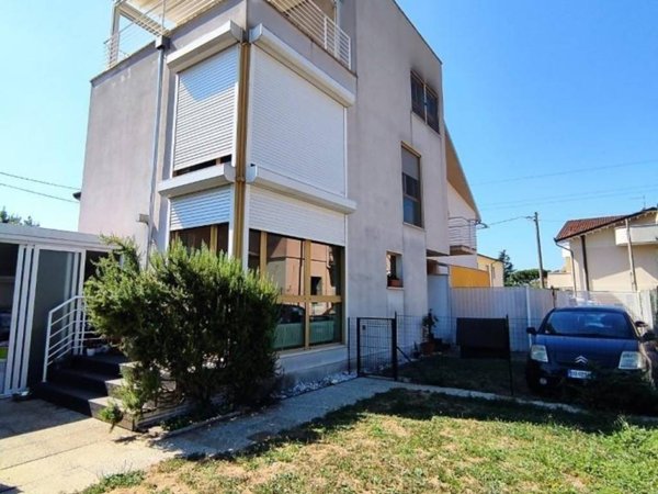 casa indipendente in vendita a Massa in zona Romagnano
