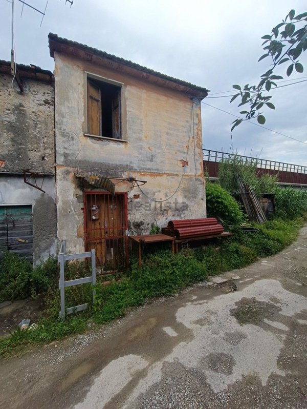 casa semindipendente in vendita a Massa in zona Marina di Massa