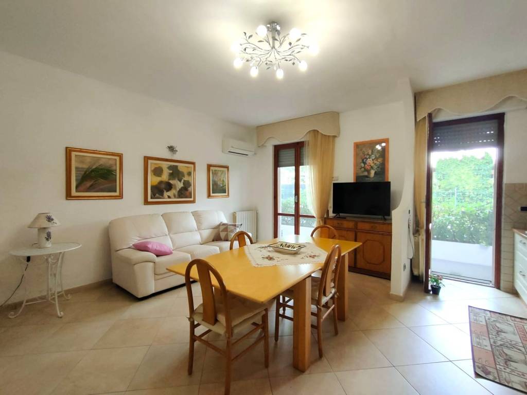 appartamento in vendita a Massa in zona Marina dei Ronchi