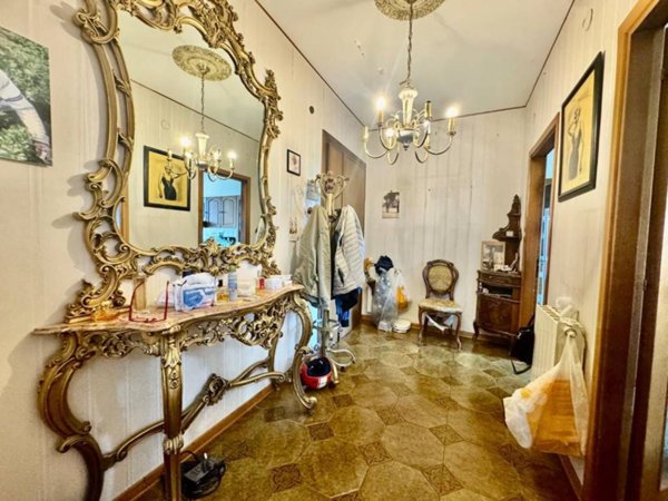 appartamento in vendita a Massa in zona Centro Storico