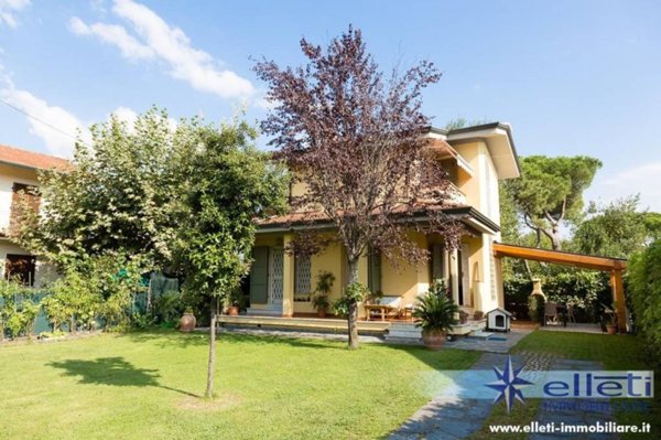 casa indipendente in vendita a Massa in zona Poveromo