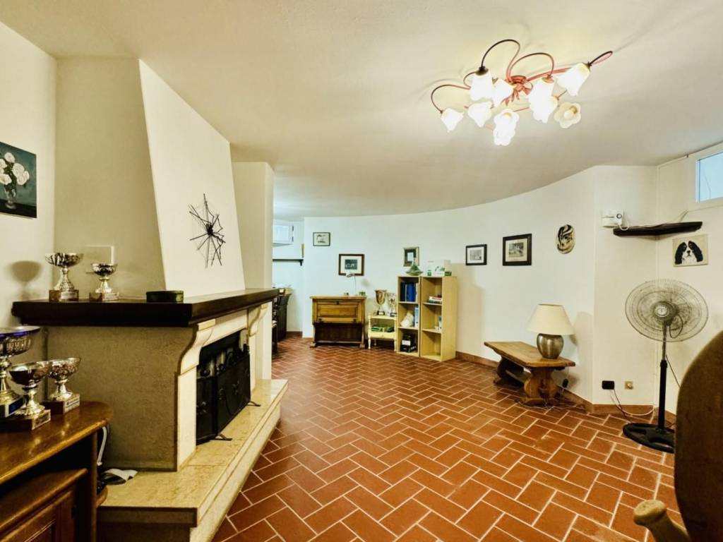 casa indipendente in vendita a Massa in zona Candia