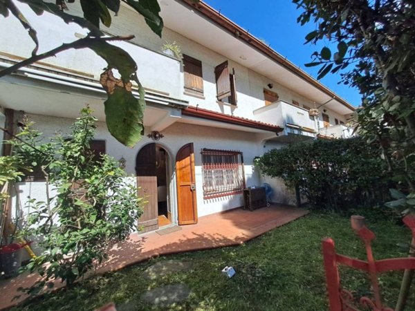 casa indipendente in vendita a Massa in zona Marina di Massa