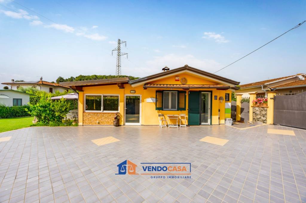 casa indipendente in vendita a Massa in zona Romagnano