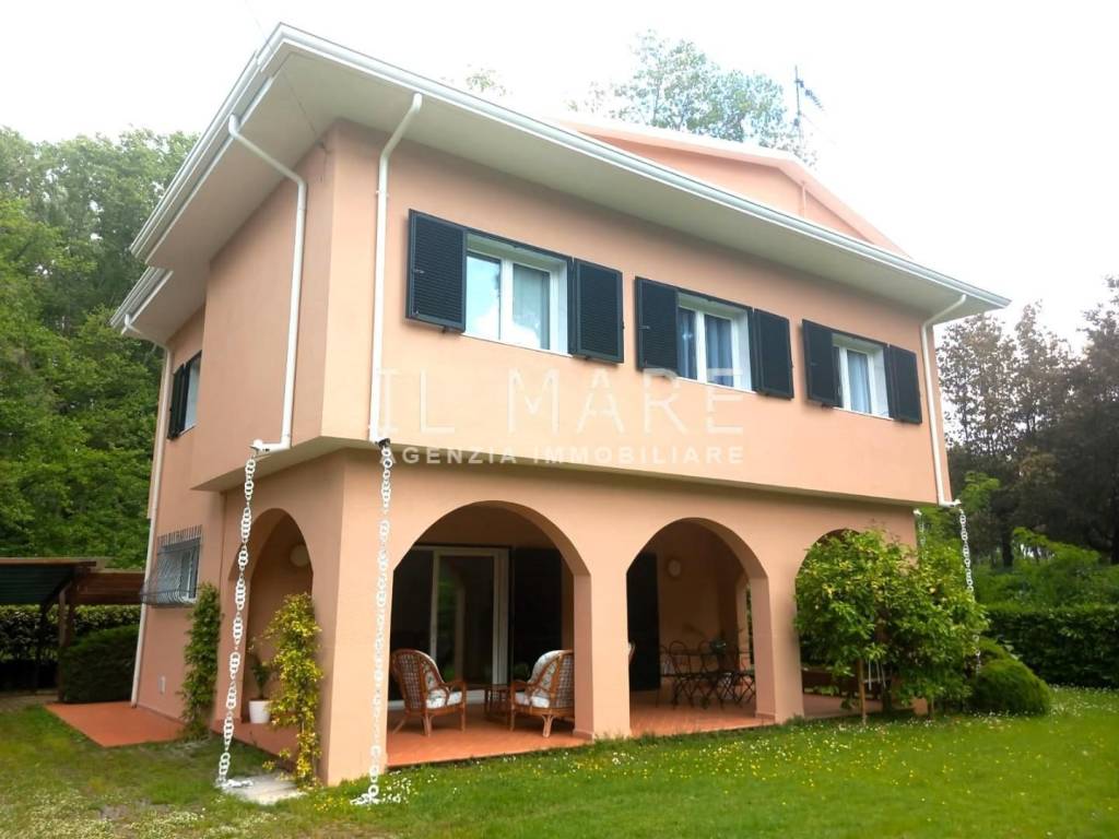casa indipendente in vendita a Massa in zona Marina dei Ronchi