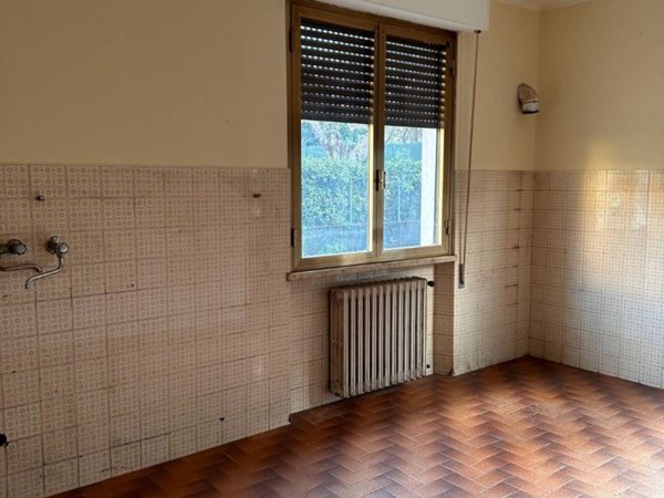 appartamento in vendita a Massa in zona Castagnola