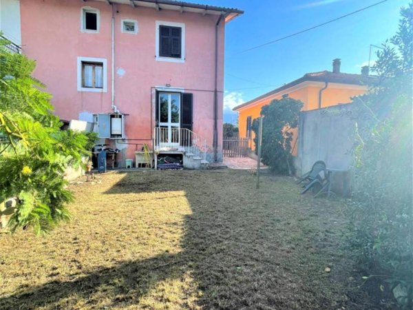 casa indipendente in vendita a Massa in zona Marina di Massa