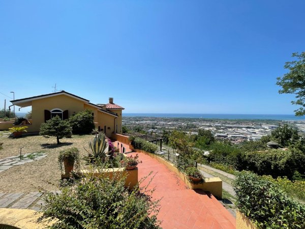 casa indipendente in vendita a Massa in zona Romagnano