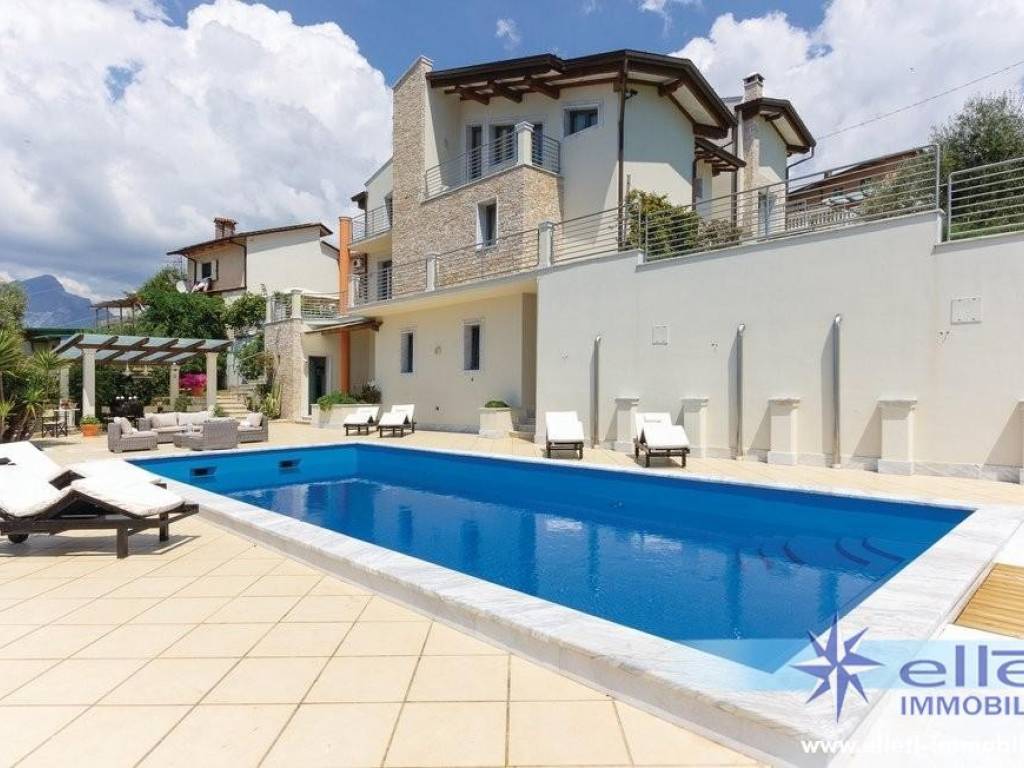 casa indipendente in vendita a Massa in zona Tombara