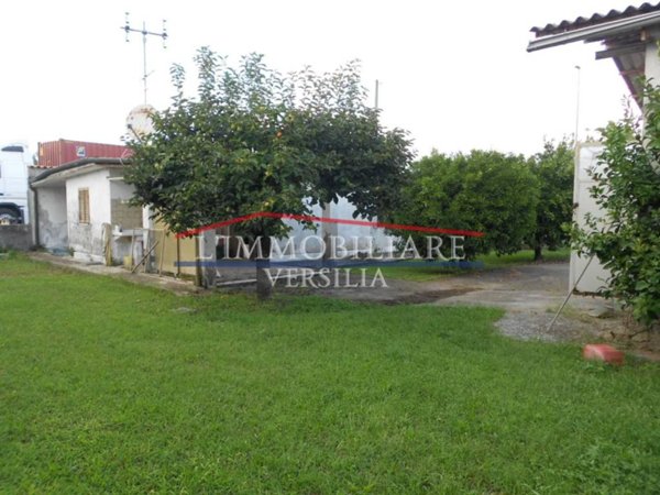 appartamento in vendita a Massa in zona Marina di Massa