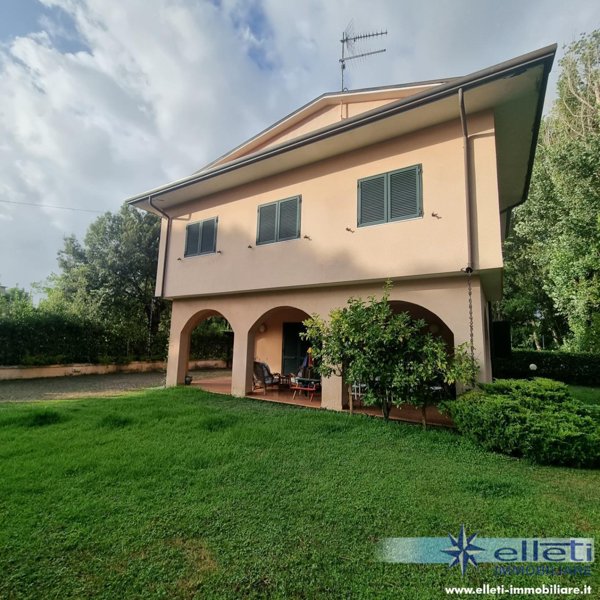 casa indipendente in vendita a Massa in zona Marina dei Ronchi