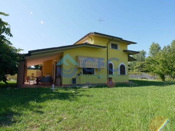 casa indipendente in vendita a Massa in zona Marina di Massa