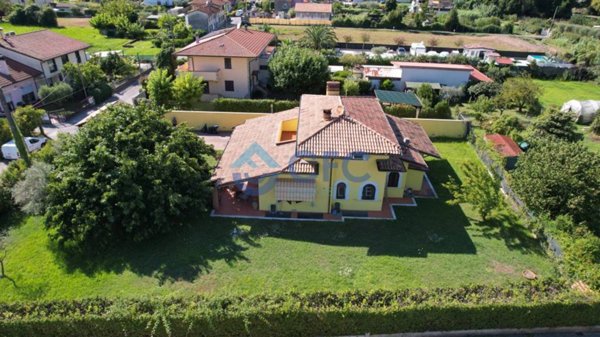 casa indipendente in vendita a Massa