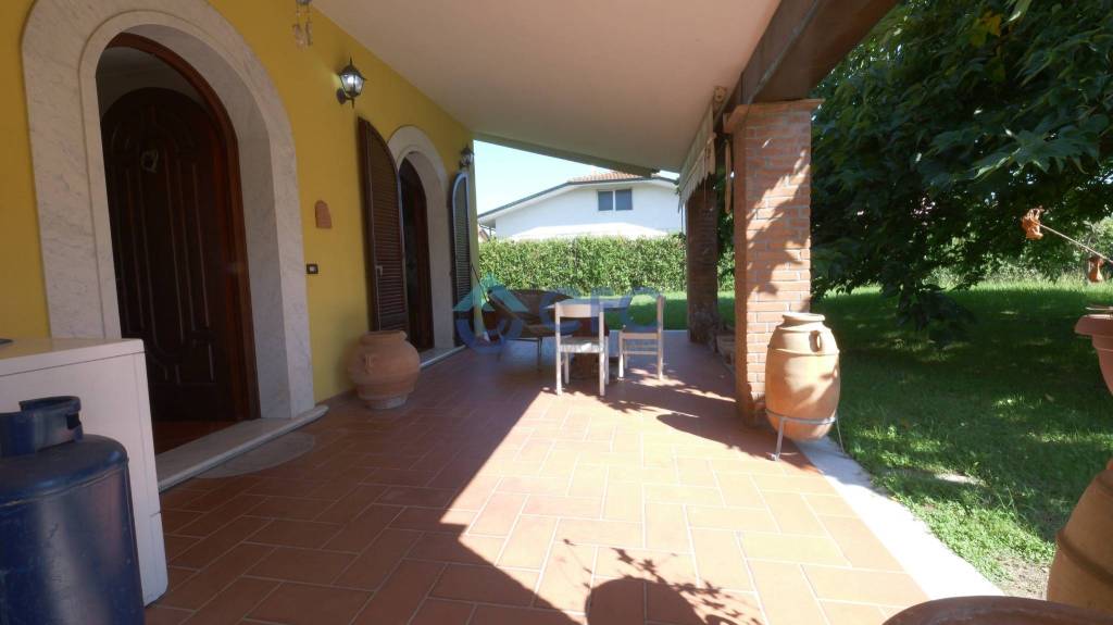 casa indipendente in vendita a Massa in zona Marina di Massa